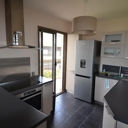 6 Personnes Avec Terrasse Et Piscine Quartier Fabron à Appartement *