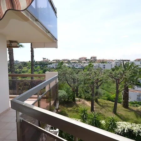 6 Personnes Avec Terrasse Et Piscine Quartier Fabron à *