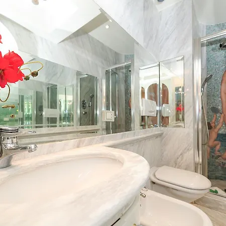 Le Royal Res. Negresco Five Stars House * Nizza