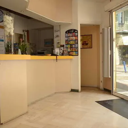 Ozz Hostel *