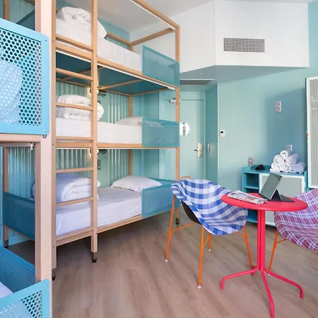 Ozz Hostel *