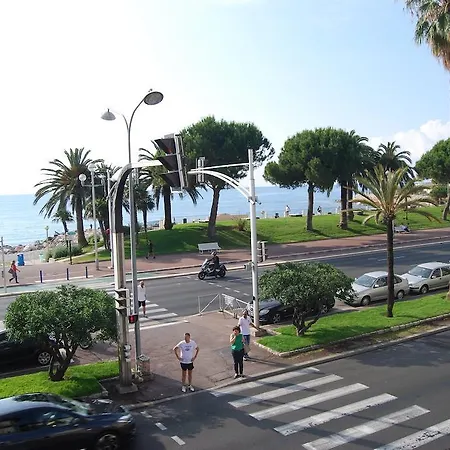 Azur Hotel 2*