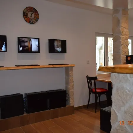 Hostal Lyonnais *