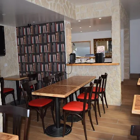 Lyonnais Hostel *