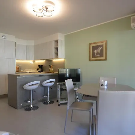 Apartment Appartement 3 Personnes Avec Coin Nuit Avec Terrasse Et Parking Quartier Du Port De Nice Nice