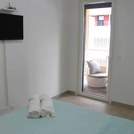 A Terrasse Ensoleillee & Parking A La Gare Du Sud Apartment Nice