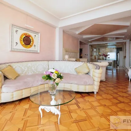 Le Majestic Promenade - Five Stars House *