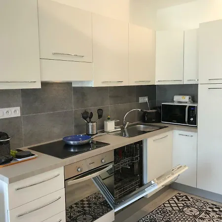 Alyon Apartment *