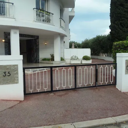 Joli Studio Calme Avec Terrasse