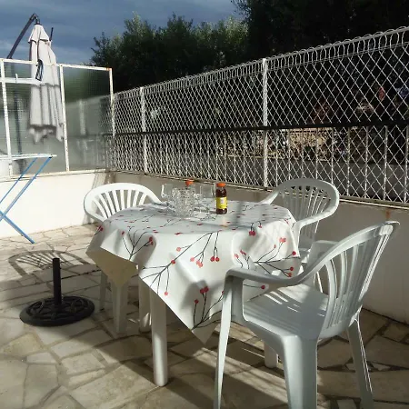 Joli Studio Calme Avec Terrasse