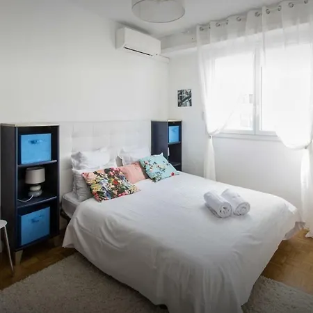 Stunning 2 Bed Flat Front Of The Beach Seaview Apartment *