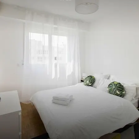 Stunning 2 Bed Flat Front Of The Beach Seaview Nice