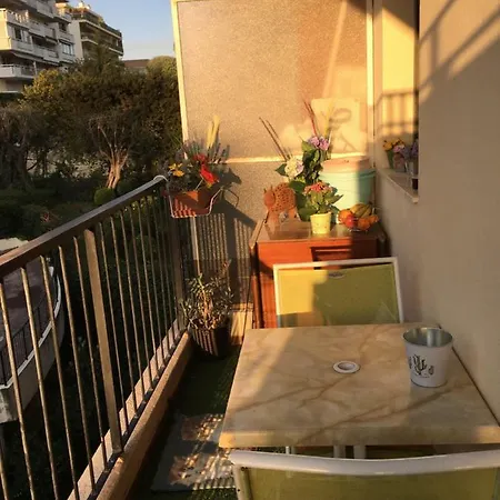 Standing Apartment *