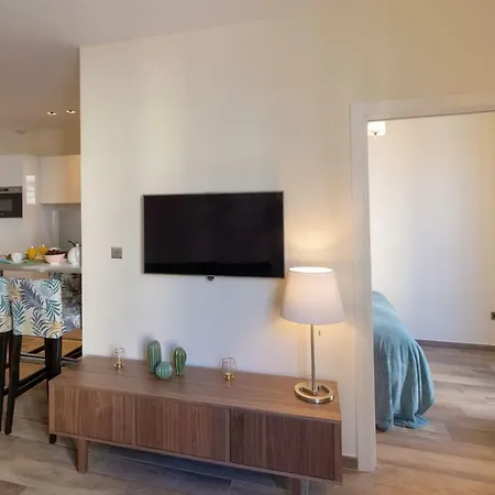 100m From The Sea Apartman *