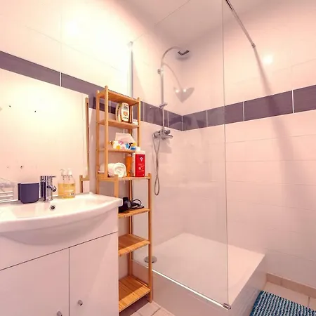 Apartment Lovely Large Familial In Nice, Minutes Walk To The Beach! *