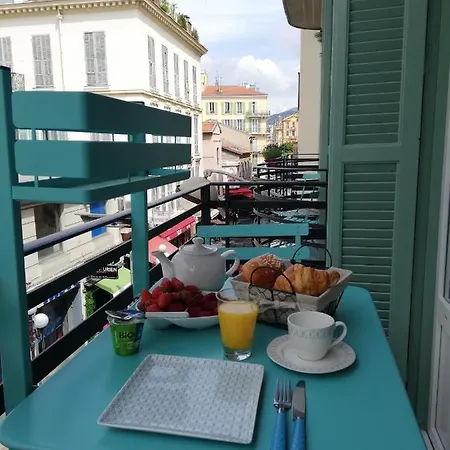 100m From The Sea Apartman