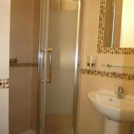 Lyonnais Hostal *