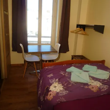 Lyonnais Hostal Niza