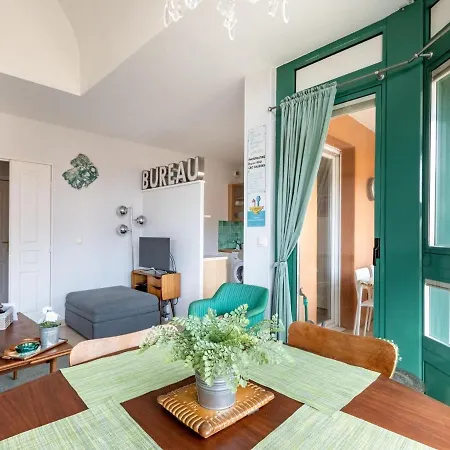 Elegant In With Balcony *