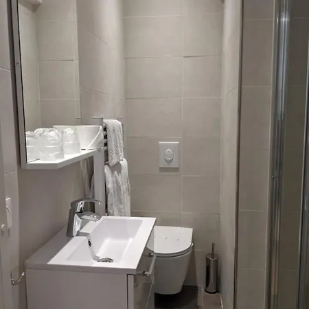 Aparthotel Share *