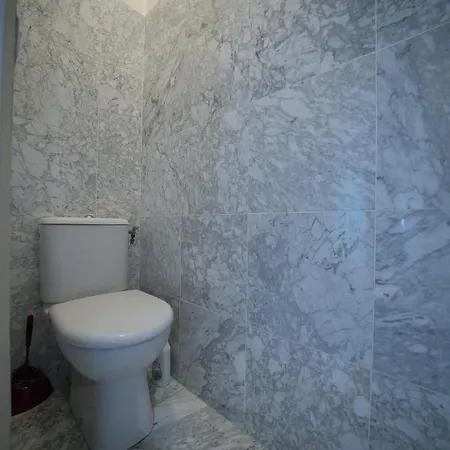 Lusso 5 Beds Apartment