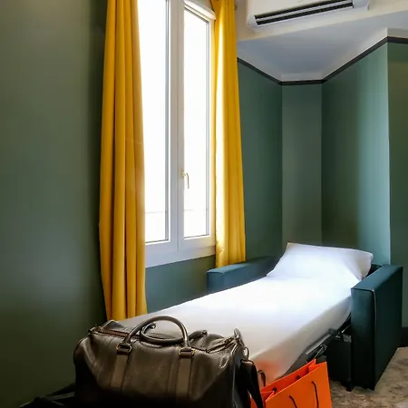 Hotel De France, Un Ammi
