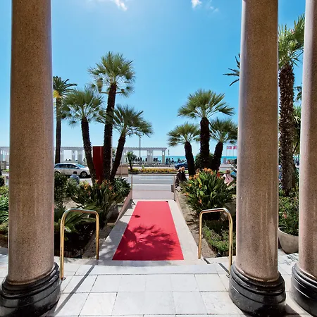Le Royal Promenade Des Отель