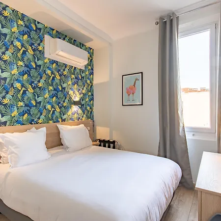 Aria Hotel 3*