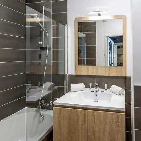 Nemea Arenas Aeroport 4*