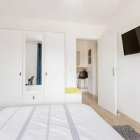 Private In Renovated - Tram 1 Min Walk