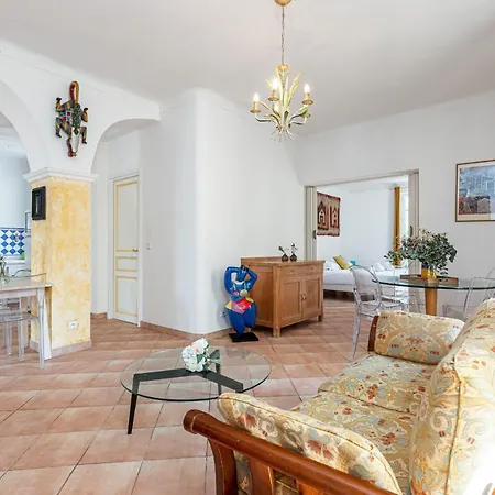 Large 2 Bdr Downtown - Ac & Terrace Lejlighed *