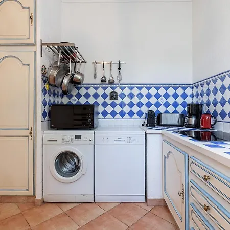 Large 2 Bdr Downtown - Ac & Terrace Lejlighed *