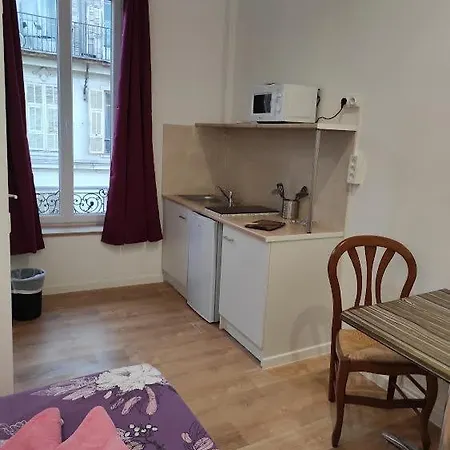 Lyonnais Hostel