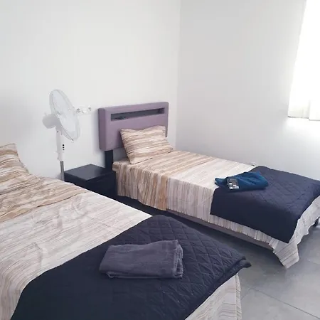 Seaside Haven: Private With Ocean View And Convenient Transport Links Bed & Breakfast *
