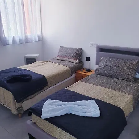 Seaside Haven: Private With Ocean View And Convenient Transport Links Bed & Breakfast