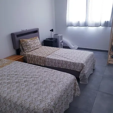 Seaside Haven: Private With Ocean View And Convenient Transport Links *