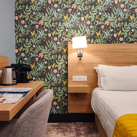 Hotel De France, Un Ammi
