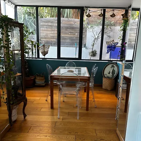 Iris Villa Niza