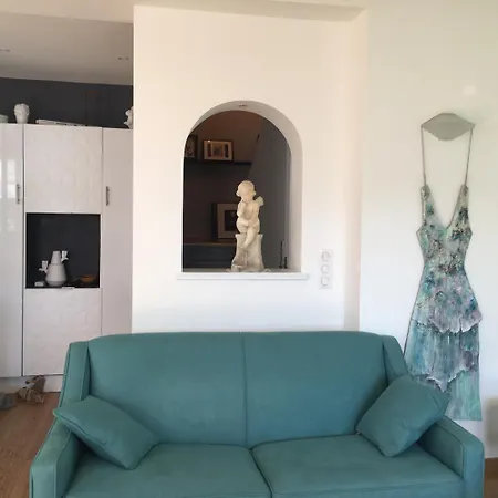 Iris Villa Niza