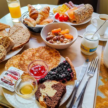Hotel De France, Un Ammi