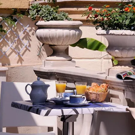 Hotel Saint Hubert 2*
