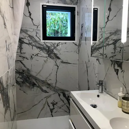 Appartement Jardin Avec Jacuzzi, Vue Et Montagne, Clim & Parking Nice