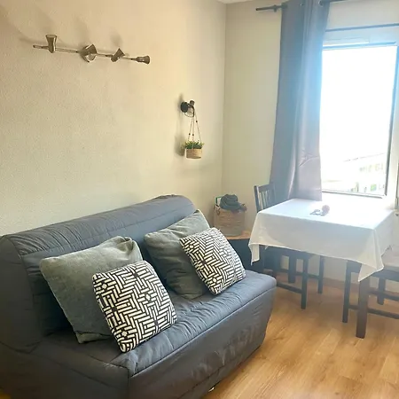 2 Pieces En Etage Eleve, Centre-ville Au Calme, Petite Vue *