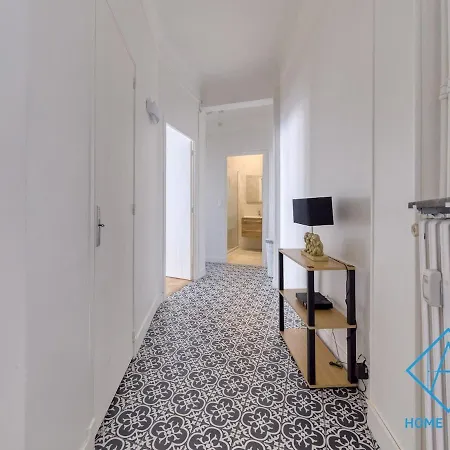 Golden Square Apartment *