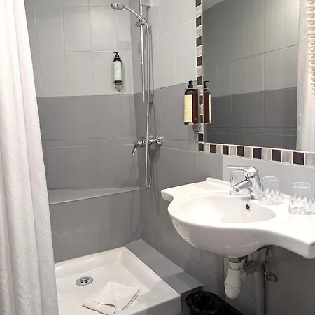 H33 Hotel 2*