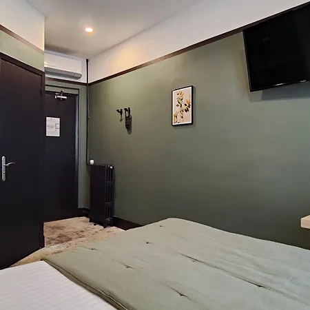 Hotel De France, Un Ammi