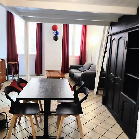 Vieille Apartment *