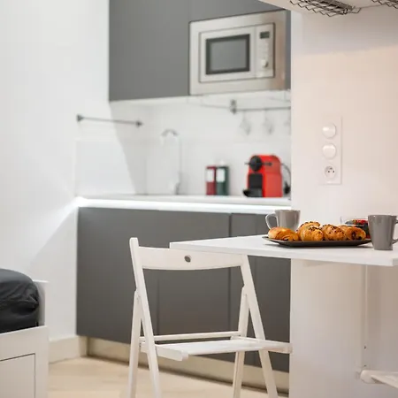 Charme Nicois Avec Terrasse En Lägenhet *