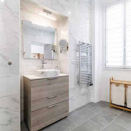 Appartement Sunlight - Archibald - Port Area, 2 Bedrooms, Stunning With Balcony & Parking