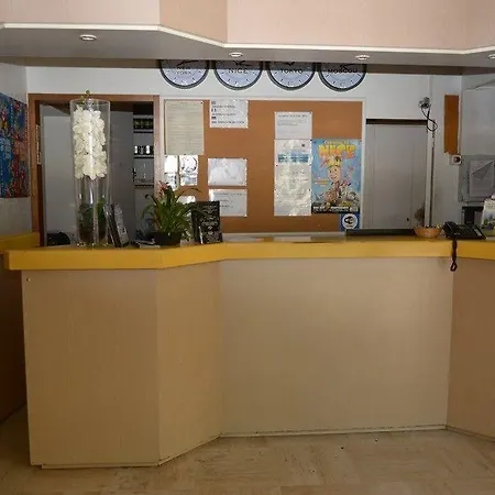 Hostal Ozz *